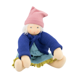 Die Anziehpuppe Alma zeigt weiche Bio-Baumwolle und blonde Mohairhaare. Sie trägt ein abnehmbares Kleid, Höschen und eine Mütze, gefertigt in einer deutschen Manufaktur.