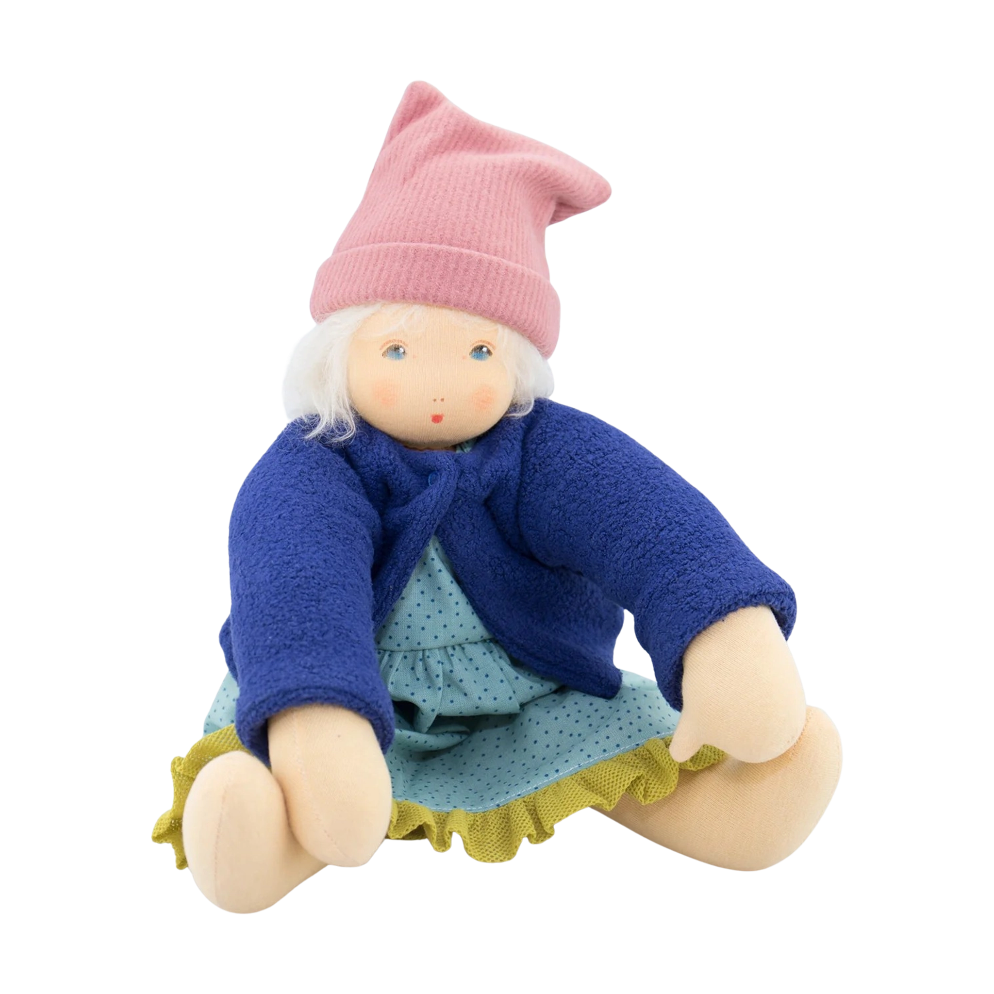 Die Anziehpuppe Alma zeigt weiche Bio-Baumwolle und blonde Mohairhaare. Sie trägt ein abnehmbares Kleid, Höschen und eine Mütze, gefertigt in einer deutschen Manufaktur.