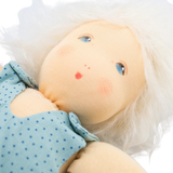 Anziehpuppe: Alma aus weicher Bio-Baumwolle mit blonden Mohairhaaren, gefüllt mit schadstofffreier Schafschurwolle, trägt ein an- und ausziehbares Kleid, Höschen und Mütze, hergestellt in Deutschland.