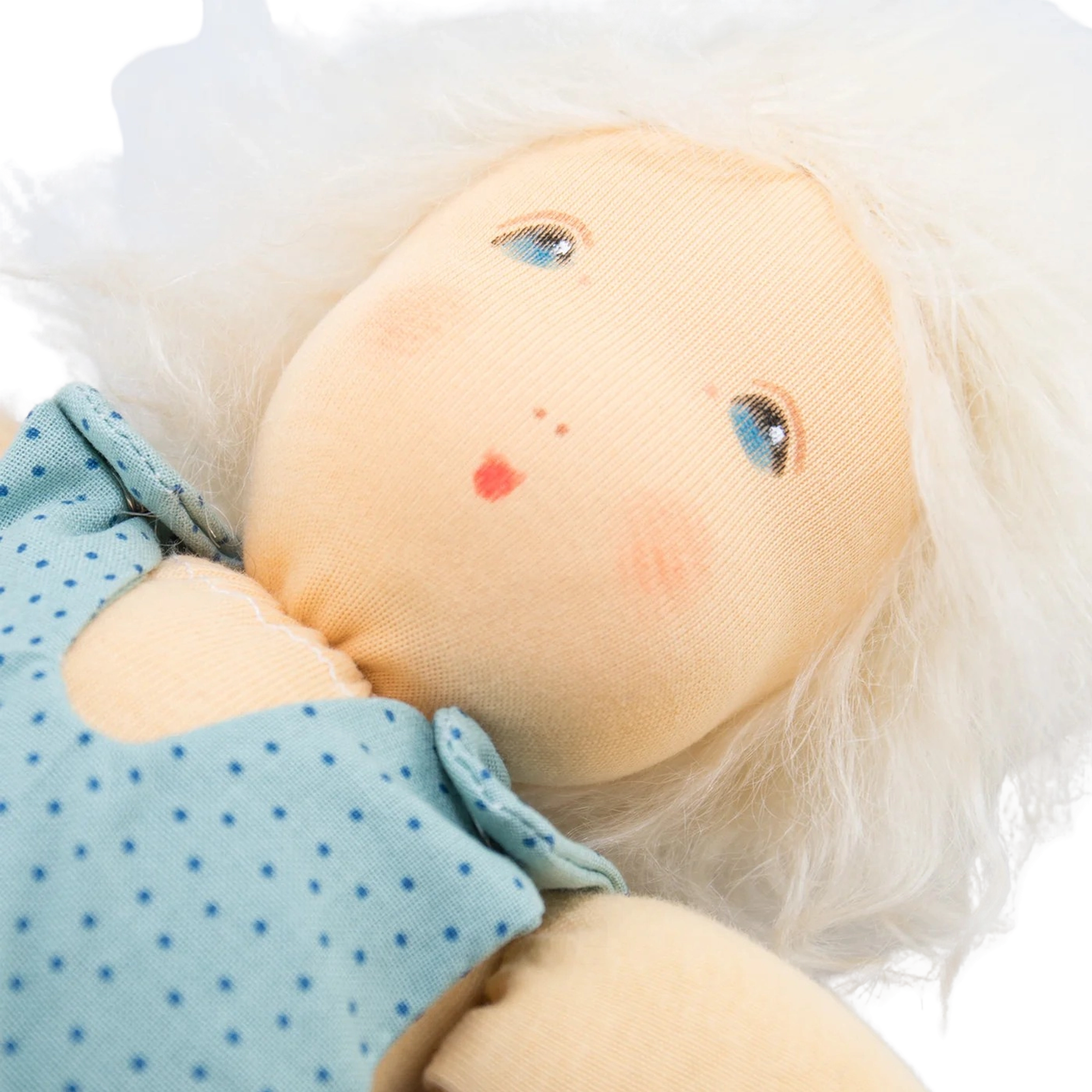 Anziehpuppe: Alma aus weicher Bio-Baumwolle mit blonden Mohairhaaren, gefüllt mit schadstofffreier Schafschurwolle, trägt ein an- und ausziehbares Kleid, Höschen und Mütze, hergestellt in Deutschland.