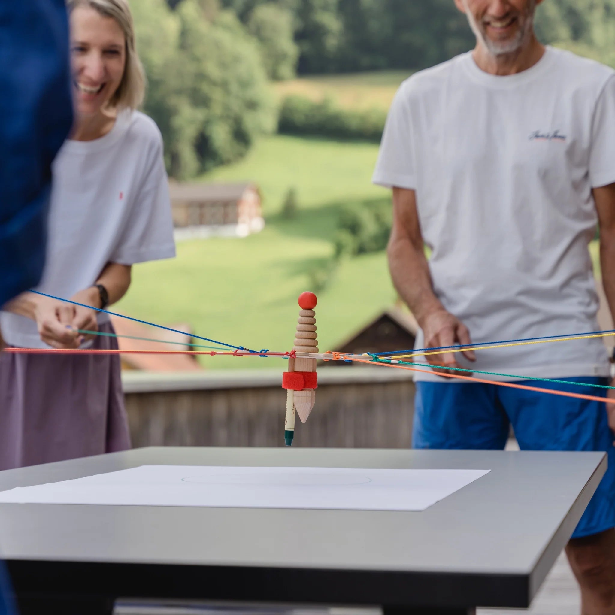 Mehrere Personen stehen um den Strippenzieher auf einem Tisch.