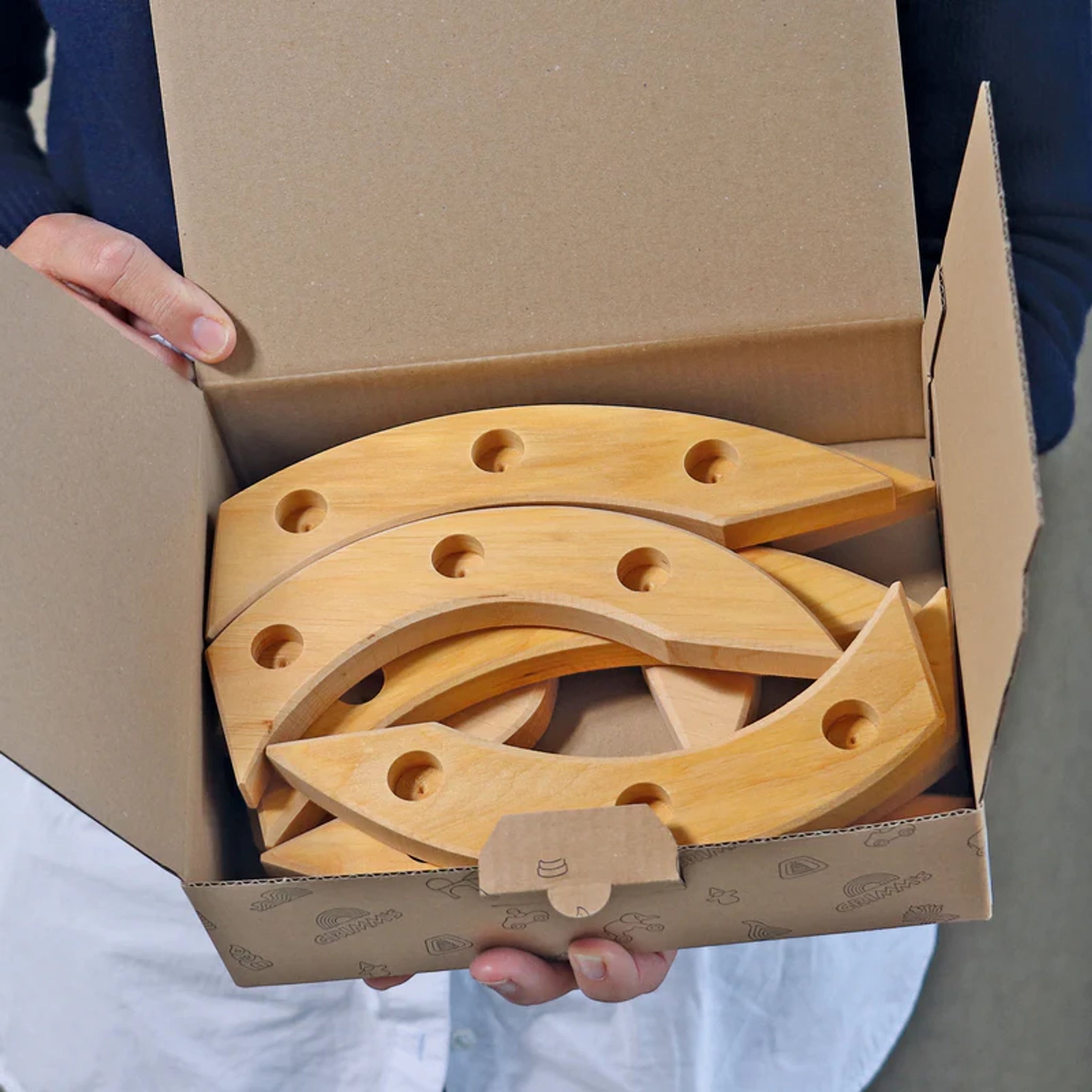 Freies Spiel: Festtagsspirale natur – Eine offene Kartonschachtel voller geschmeidiger Holzsegmente, ideal für kreative Bauten. Jedes Teil hat mehrere Löcher, perfekt für festliche Dekorationen, hergestellt in Deutschland.