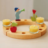 Steckfigur: Teelichthalter Glas - Ein runder Holzkranz aus vier Segmenten mit Teelichtern und bemalten Holzfiguren, ideal als dekoratives Advents- oder Saisonmittelstück, handgefertigt in einer deutschen Manufaktur.