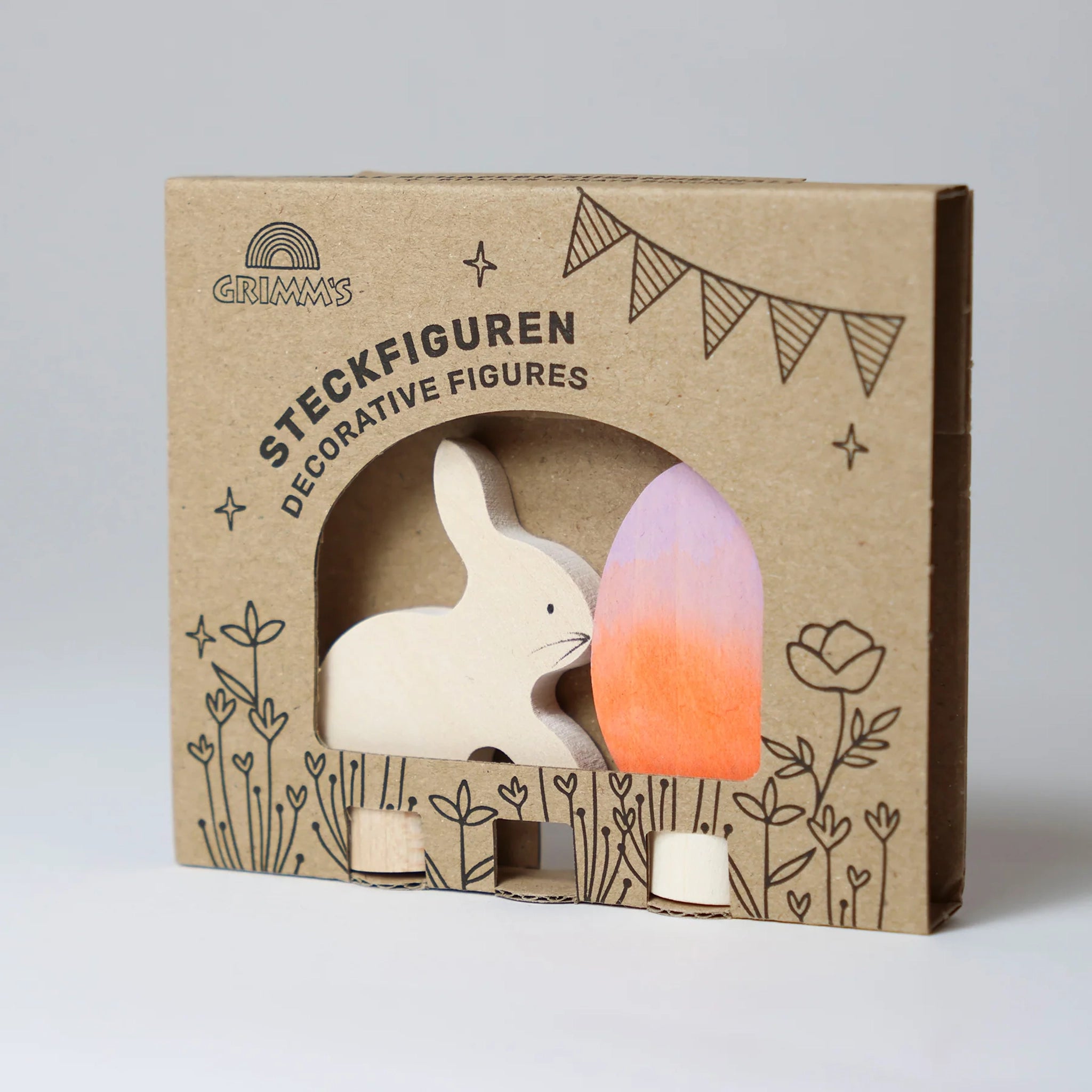 Steckfigur: Osterset Batik Orange zeigt zwei handbemalte, laser-geschnittene Holzfiguren von Grimm’s, ein Häschen und ein Osterei, in einer floral bedruckten Kartonverpackung, ideal für stilvolle Osterdekoration.