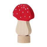 Steckfigur: Fliegenpilz, ein handbemaltes Spielzeug aus Lindenholz, zeigt einen naturfarbenen Stiel mit einem roten, weiß gepunkteten Hut, ideal zur Tischdekoration und kombinierbar mit anderen Figuren und Kerzen.