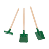 Kindergartenset: Dreiteiliges Gartengeräte-Set mit kurzen, glatten Holzgriffen und grünen Metallköpfen. Enthält einen Handrechen, eine flache Schaufel und eine spitze Schaufel. Hergestellt in Deutschland.