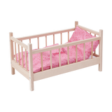 Puppengitterbett aus massivem Buchenholz, perfekt für Puppen und Kuscheltiere, mit rosa Kissen und Decke, hergestellt in Vorarlberg, Österreich, als nachhaltiges Spielzeug von waelderspielzeug bei KLICKKLACK erhältlich.