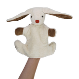 Handpuppe: Hase aus weicher Bio-Baumwolle, gehalten in einer Hand. Perfekt für fantasievolle Theaterstücke, hergestellt in einer deutschen Manufaktur. Nachhaltig und waschbar bei 30°C.