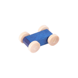 Laufbahnauto blau aus massivem Ahornholz mit rechteckigem Körper und vier runden, unlackierten Holzrädern, hergestellt in einem deutschen Familienbetrieb, ideal für Laufbahnen und freies Spiel.