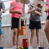 Kinder spielen mit dem Teamspiel: Kinder-Fröbelturm bunt aus massivem Buchenholz, geeignet für 4 bis 24 Spieler, ideal für Kinder von 4 bis 7 Jahren.