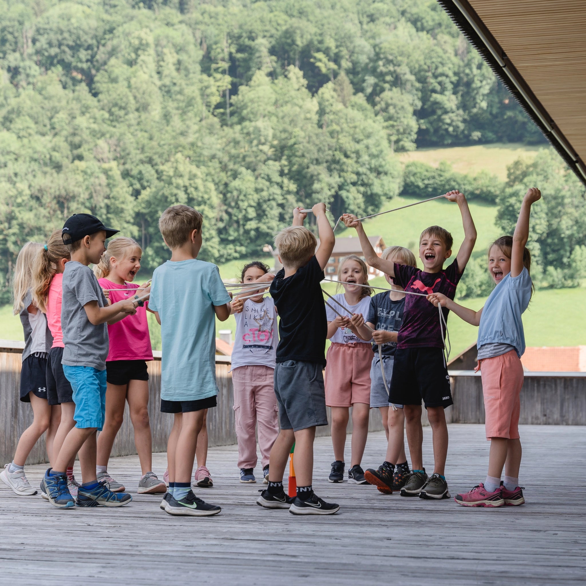 Kinder spielen begeistert mit dem Teamspiel: Kinder-Fröbelturm bunt aus massivem Buchenholz, für 4 bis 24 Spieler geeignet. Ideal für Gruppenaktivitäten, hergestellt in Österreich.