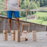 Teamspiel: Fröbelturm natur, aus massivem Buchenholz, auf einem Holzuntergrund liegend. Ein spannendes Gruppenspiel für bis zu 24 Spieler, präsentiert von KLICKKLACK, fördert nachhaltige und regionale Produktion.