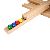 Holzschiene der Teambahn mit bunten Kugeln.
