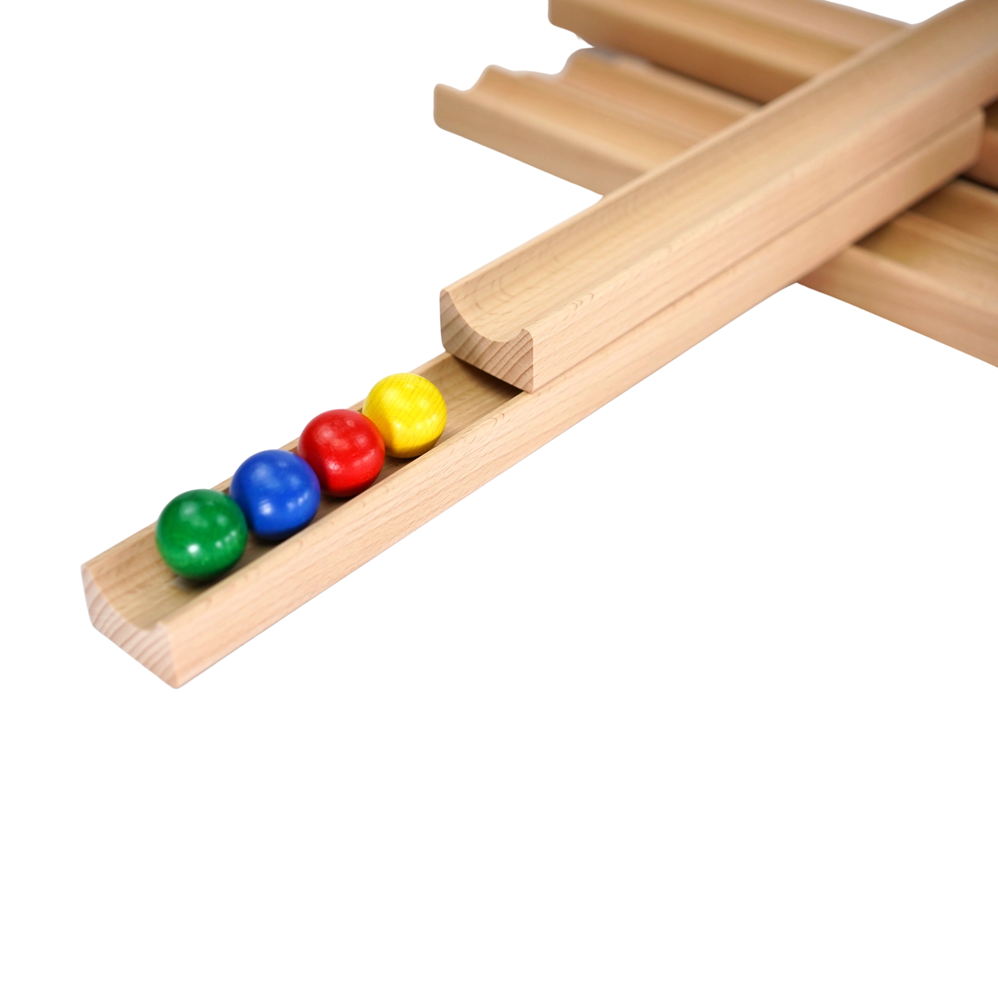 Holzschiene der Teambahn mit bunten Kugeln.