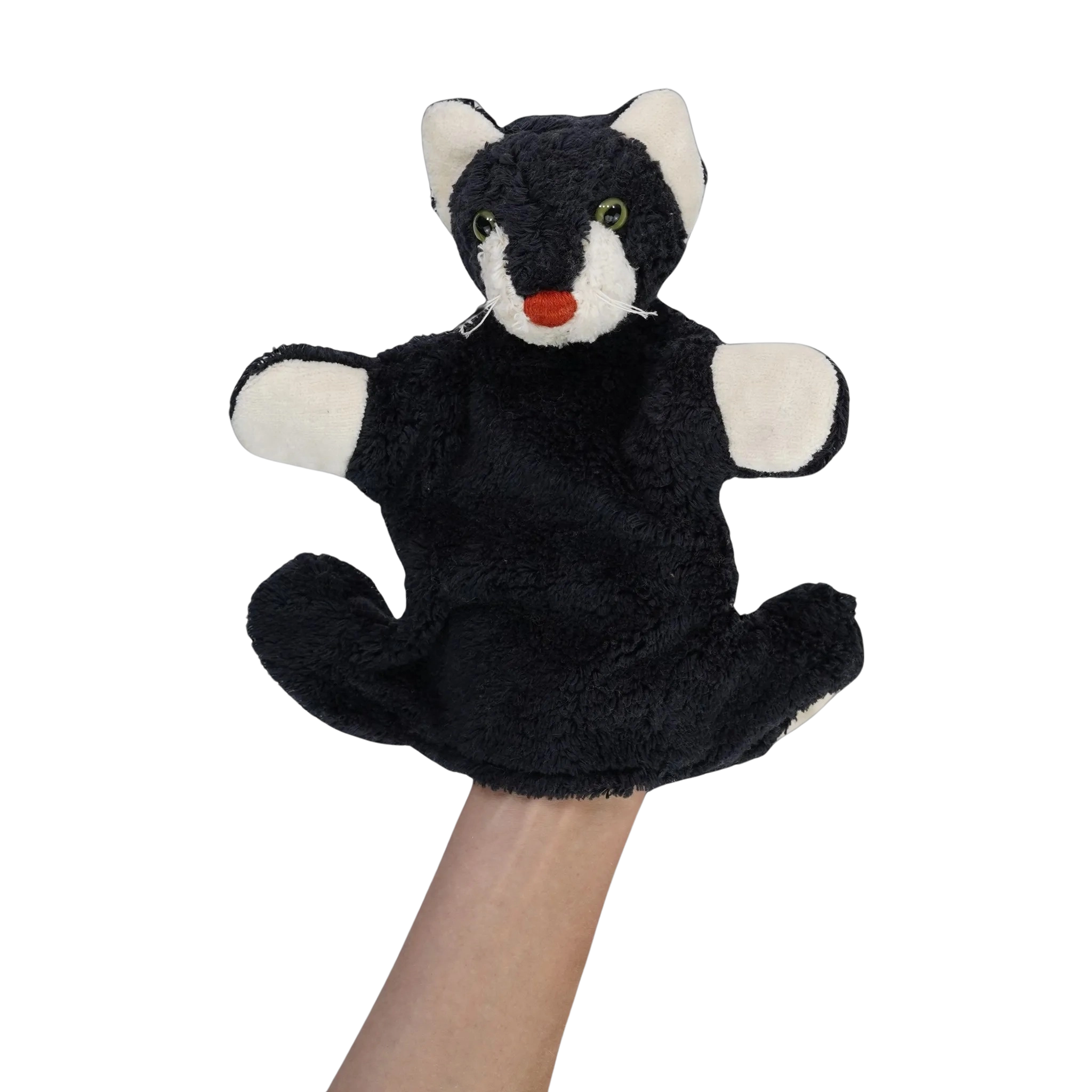 Handpuppe: Katze, ein schwarz-weißes Stofftier, wird von einer Hand gehalten. Hergestellt aus weicher Bio-Baumwolle mit Maiswattefüllung, ideal für fantasievolle Theaterstücke. Waschbar bei 30°C, aus deutscher Manufaktur.