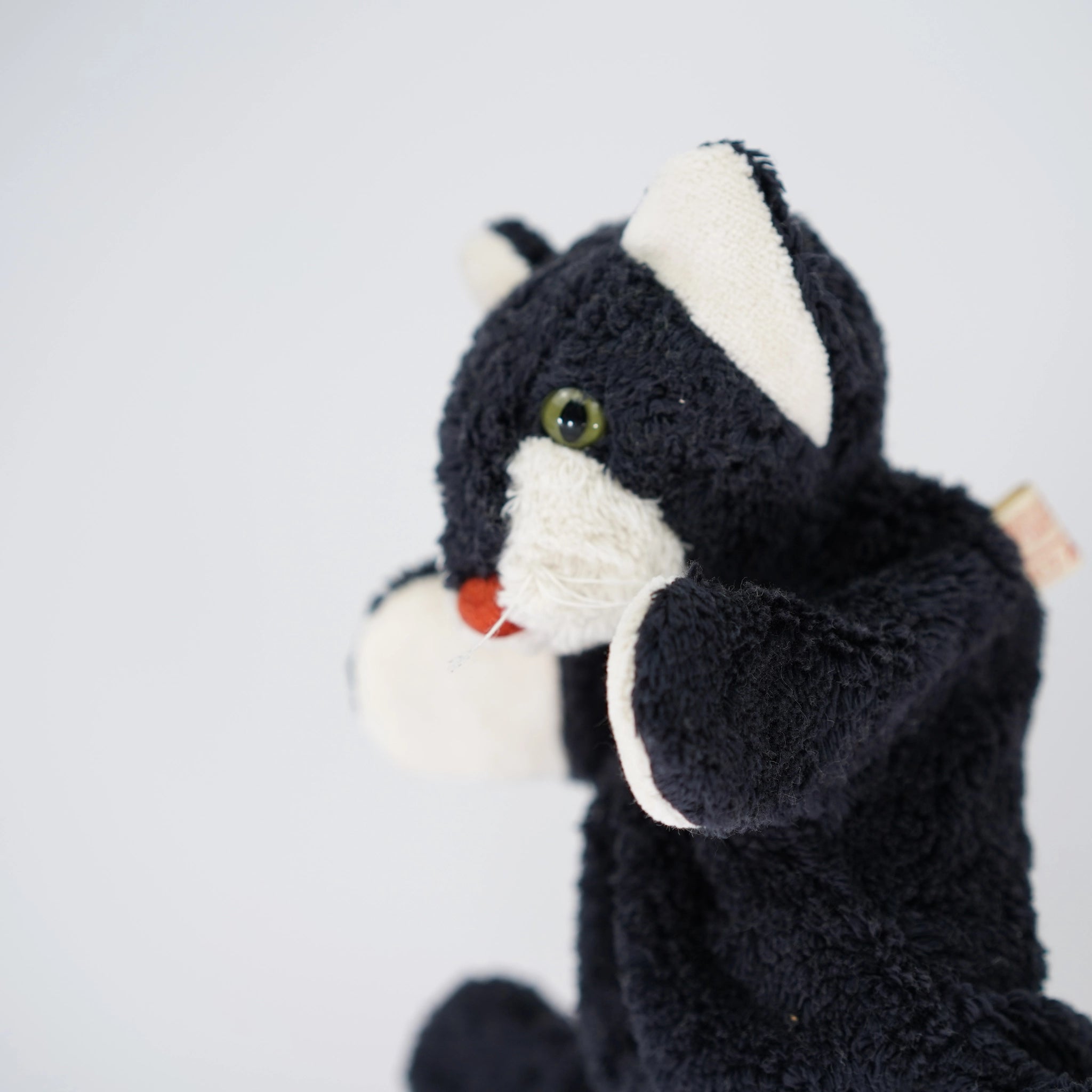 Handpuppe: Katze aus weicher Bio-Baumwolle, schwarz-weißes Design, ideal für fantasievolle Spiele. Hergestellt in Deutschland, waschbar bei 30°C, gefüllt mit nachhaltiger Maiswatte. Perfekt für modernes, umweltbewusstes Spiel.