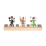 Kleiner Kartenhalter aus massivem Buchenholz mit drei Cartoon-Karten: Schornsteinfeger, Skifahrer und viktorianische Eisläuferin. Ideal für Kinder und Senioren, nachhaltig in Vorarlberg gefertigt.