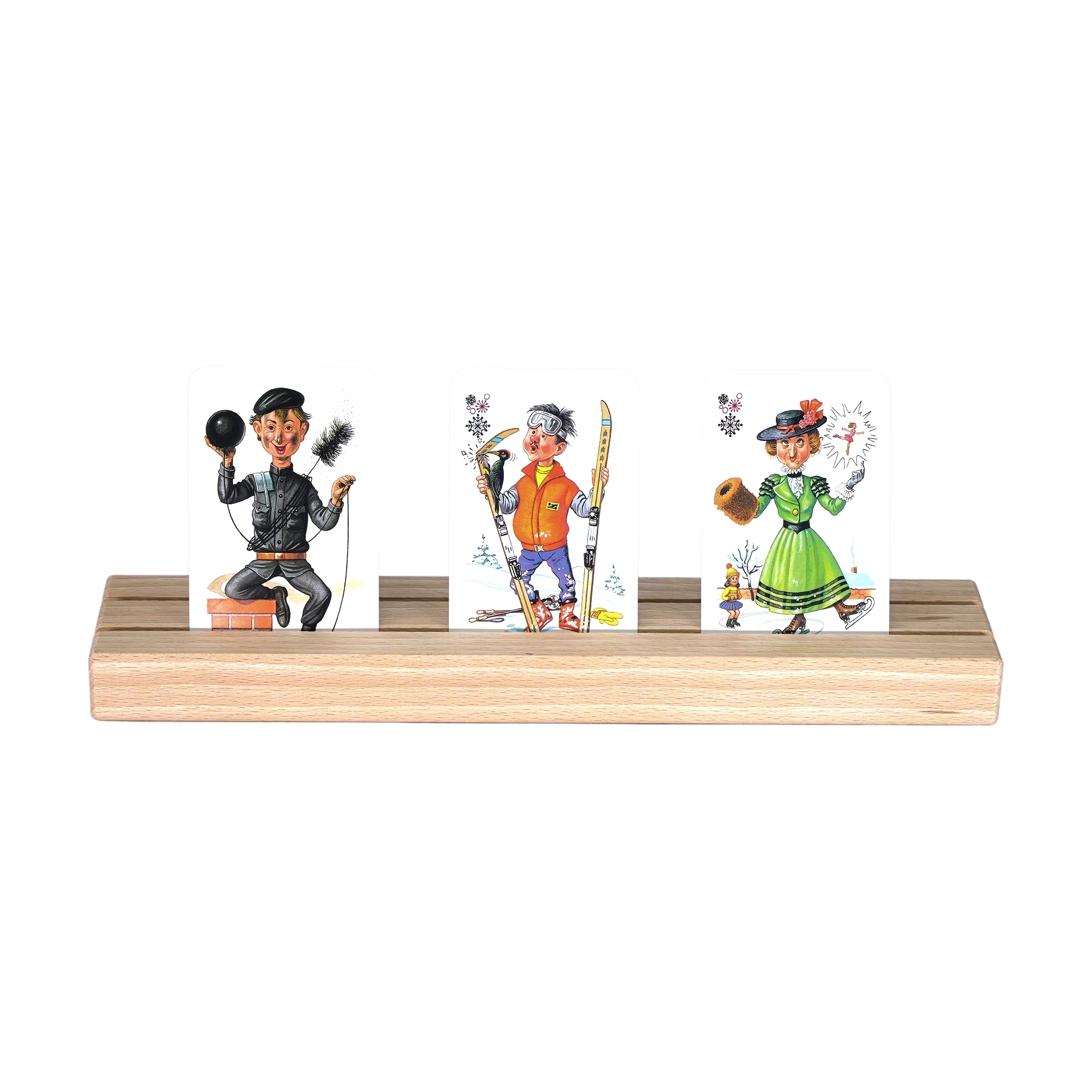 Kleiner Kartenhalter aus massivem Buchenholz mit drei Cartoon-Karten: Schornsteinfeger, Skifahrer und viktorianische Eisläuferin. Ideal für Kinder und Senioren, nachhaltig in Vorarlberg gefertigt.