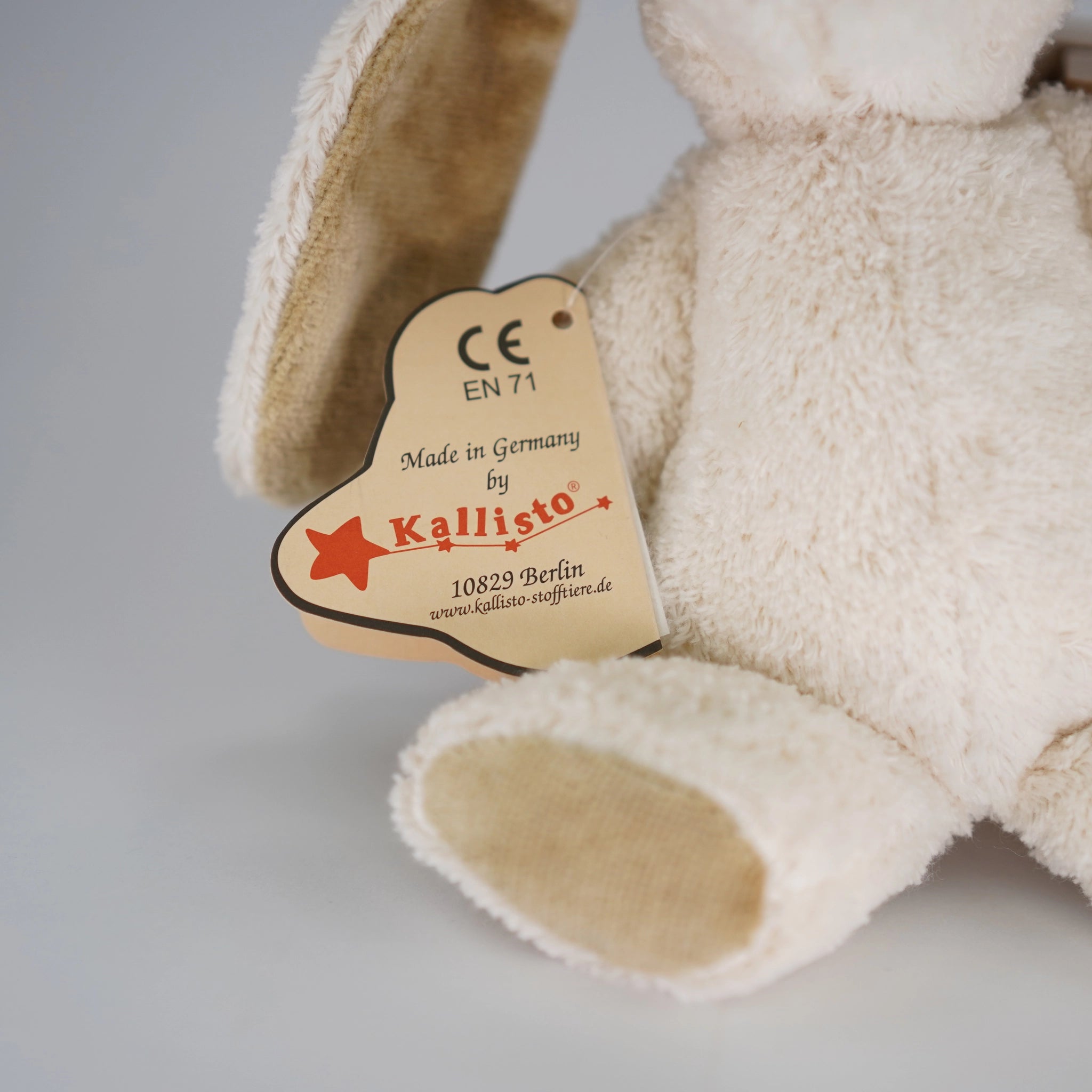 Kuscheltier: Hase mit gestickten Augen, aus weicher Bio-Baumwolle, gefüllt mit Maiswatte. Nahaufnahme zeigt die Details des Stofftiers, hergestellt in einer kleinen Manufaktur in Deutschland.