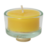 Kleine gelbe Kerze im Steckfigur: Teelichter-Stil, gefertigt in einer deutschen Manufaktur, präsentiert in einem klaren Glasbehälter mit zentralem Docht.