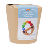 Produktabbildung der Verpackung von Grimms Regenbogen Schiff: ein halbrunder Holzsockel mit einem Regenbogenbogen aus sieben Holzkugeln, gefertigt aus massivem, farblich lasiertem Ahorn- und Buchenholz.