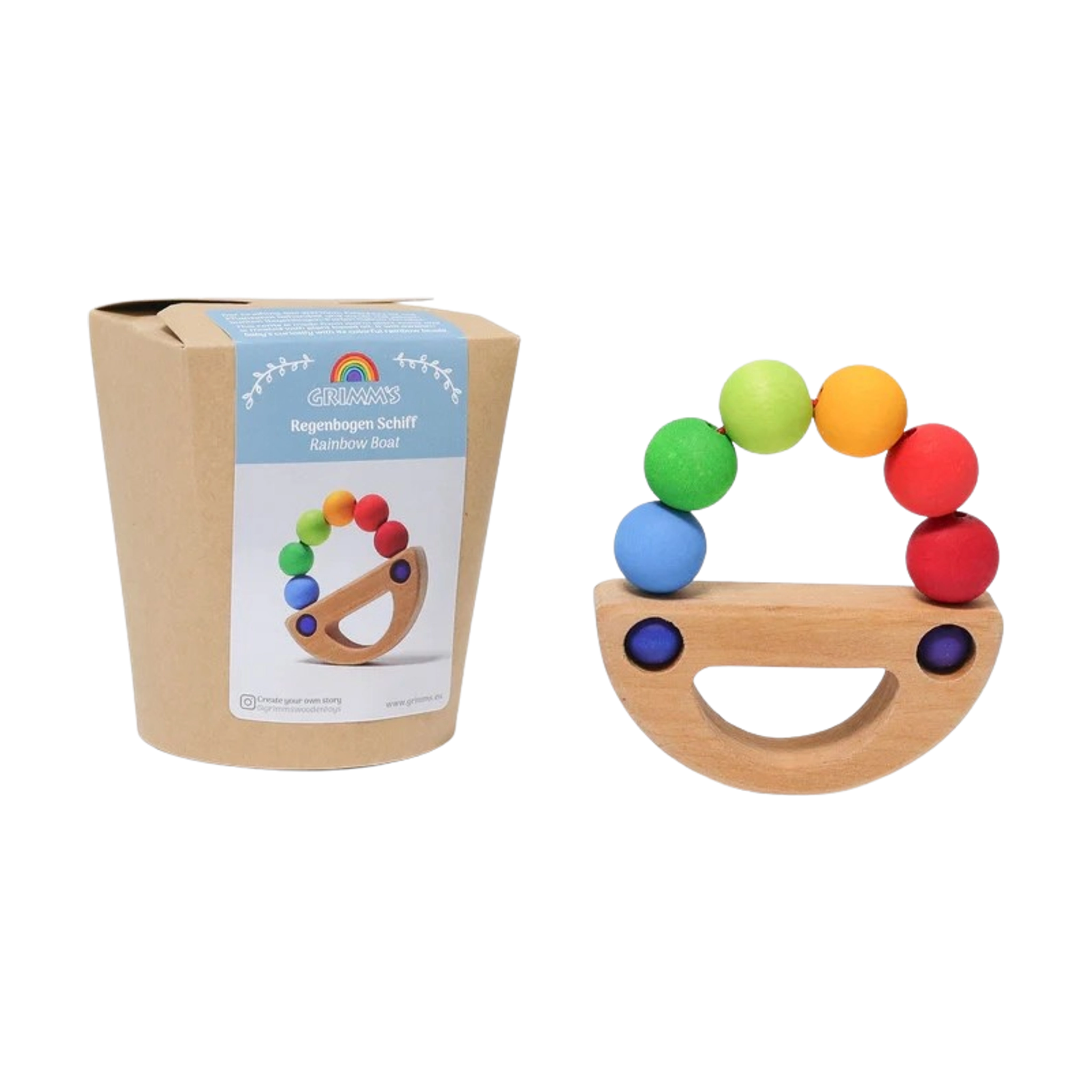 Das Bild zeigt Grimm’s Regenbogen Schiff, ein halbmondförmiges Holzspielzeug mit sechs Regenbogen-Holzkugeln. Links die schlichte Verpackung, rechts das Spielzeug, hergestellt aus massivem, farbig lasiertem Ahorn- und Buchenholz.