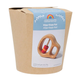 Grimm’s „Klipp Klapp Rot“ Babyspielzeug in einer schlichten Kartonverpackung, zeigt ein ovales Holzgestell mit roten und einem gelben Holzperlen auf einem Stab. Nachhaltig in Deutschland gefertigt.