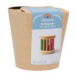 Rassel: Regenbogen Mini-Babyroller, ein hölzernes Babyspielzeug von Grimms in einer zylindrischen Kraftpapierverpackung. Es besteht aus zwei Endscheiben mit bunten Stäben und einer gefangenen Holzkugel.