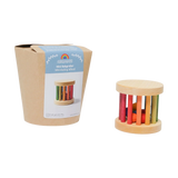 Rassel: Regenbogen Mini-Babyroller von GRIMM’S, ein motorisches Spielzeug mit runden Holz-Endkappen und regenbogenfarbenen Stäben, gefüllt mit Holzkugeln, die beim Rollen klingeln. Verpackung zeigt GRIMM'S Logo und Produktinformationen.