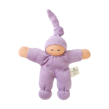 Puppe: Pimpel flieder, eine aus weichem Bio-Baumwollfrottee gefertigte Waldorfpuppe mit schlichtem Gesicht, lila Zipfelmütze und schadstofffreier Schafschurwolle gefüllt, hergestellt von Nanchen Natur für nachhaltige Freude.