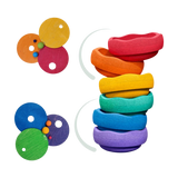 Freies Spiel: Kullerscheiben Warm Classic zeigt zwei Spielsets: links flache Holzkreise mit Perlen, rechts stapelbare, wellige Holzschalen. Ideal für kreatives Spiel, hergestellt von KLICKKLACK.