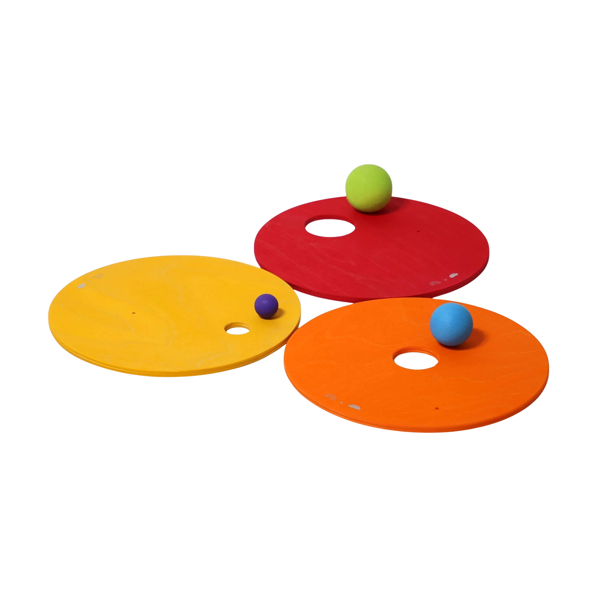Freies Spiel: Kullerscheiben Warm Classic zeigt drei flache Holzscheiben mit Löchern und bunten Schaumstoffbällen, geeignet für ein Wurfspiel, vereint Ästhetik und nachhaltiges Design, ideal für moderne Zielgruppen.