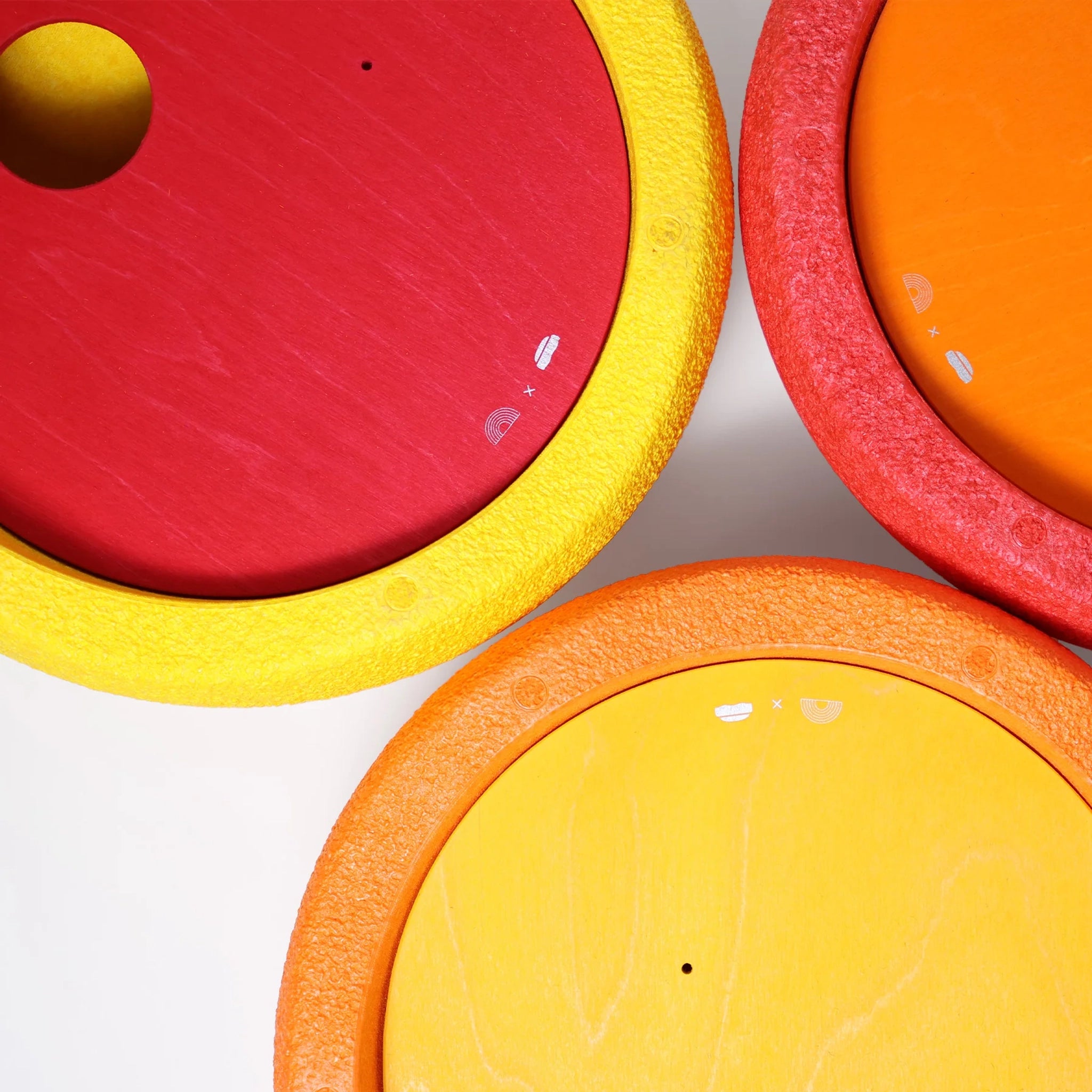 Freies Spiel: Kullerscheiben Warm Classic zeigt drei große Scheiben mit glattem Holzmittelpunkt und dickem Schaumstoffrand, ideal als modulare Spielkomponenten oder Balance-Spielzeug für Kinder, aus nachhaltiger Produktion bei KLICKKLACK.