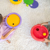 Zwei Kinder spielen mit Freies Spiel: Kullerscheiben Warm Classic, einem innovativen Kugellabyrinth-Spielbrett, das Geschicklichkeit fördert. Die Szene zeigt bunte, austauschbare Elemente für kreatives, nachhaltiges Spielvergnügen.