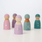 Freies Spiel: Fünf Rechenfreunde aus europäischem Holz, handbemalt mit Rechenzeichen, fördern spielerisch mathematisches Verständnis durch haptisches Lernen. Nachhaltig in Deutschland hergestellt, perfektes Design für moderne, umweltbewusste Käufer.