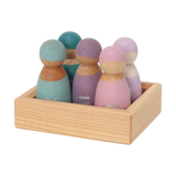 Freies Spiel: Fünf Rechenfreunde – Fünf Holzpuppen auf rechteckigem Tablett, halb in Pastelltönen bemalt, mit metallic Symbolen, ideal zum spielerischen Lernen. In einer deutschen Manufaktur gefertigt.