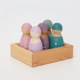 Freies Spiel: Fünf Rechenfreunde – Kleine Holzschale mit fünf halb bemalten, minimalistischen Peg-Holzfiguren. Handgefertigt in Deutschland, fördern spielerisches Rechnen durch haptisches Lernen. Nachhaltig und ästhetisch designed bei KLICKKLACK.