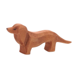 Holztier: Dackel, eine handgeschnitzte Holzfigur aus massivem Ahornholz, liebevoll bemalt, ideal für kreatives Kinderspiel, hergestellt in einer geschützten Werkstätte in Deutschland, verkörpert nachhaltige, ästhetische Handwerkskunst von KLICKKLACK.