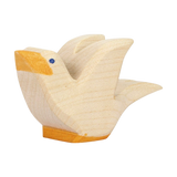 Holztier: Taube fliegend, ein stilisiertes Vogel-Figur aus hellem Ahornholz, mit handbemalten Details in Orange. Ideal für kreatives Spielen, hergestellt in Deutschland, verkörpert es nachhaltige Ästhetik von KLICKKLACK.