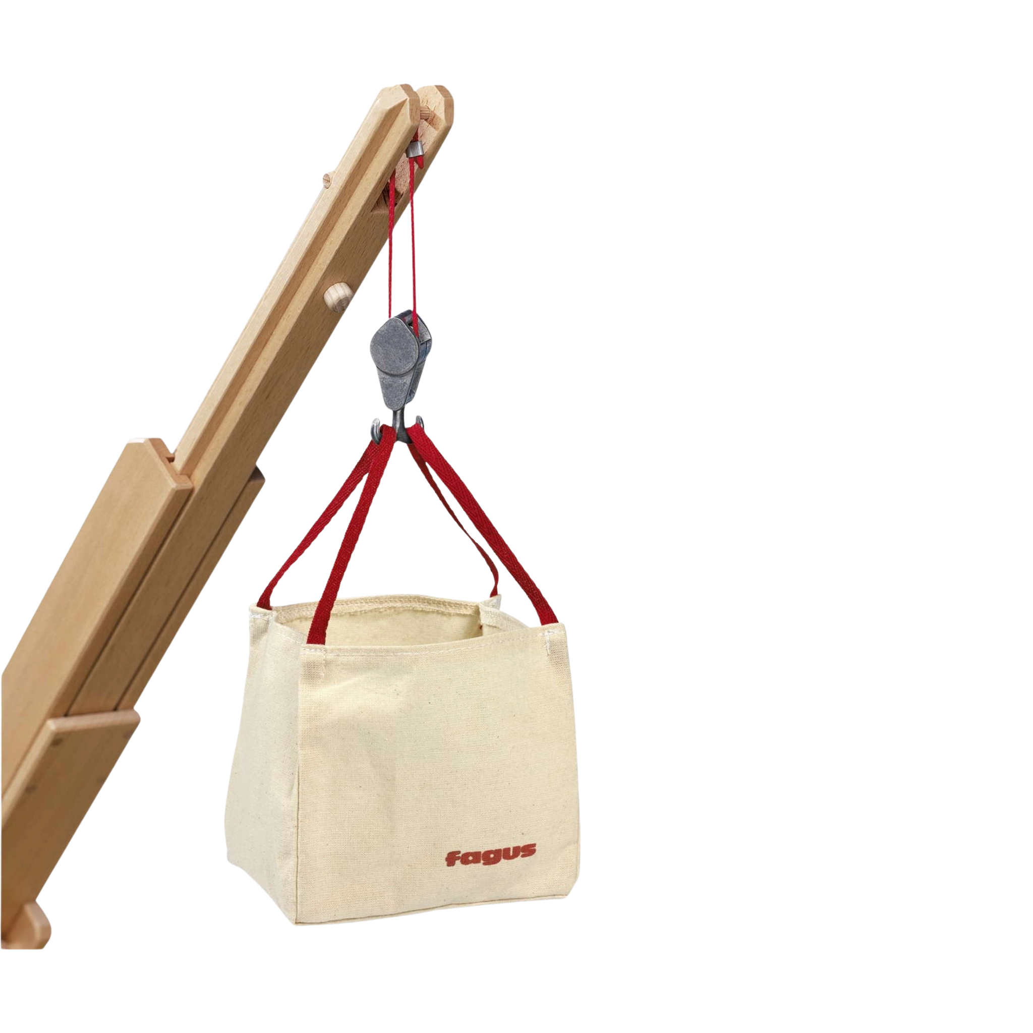 Zubehör: Big-Bags an einem kleinen Holzkran mit Flaschenzug und rotem Seil, das eine quadratische, naturfarbene Canvas-Tasche mit roten Griffen und fagus-Aufdruck hebt, ideal für kreative Baustellenspiele.