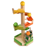 Treppenkugelturm aus massivem Buchenholz: Ein handgefertigtes Holzspielzeug mit vertikalem Pfosten und versetzten Rampen, auf dem bunte Holzkugeln hinabrollen. Hergestellt in einem deutschen Familienbetrieb, nachhaltig und ästhetisch ansprechend.