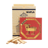 Bausteine: 280er Kasten zeigt 280 nachhaltige KAPLA-Plättchen aus Pinienholz in einer stabilen Holzkiste mit technischem Anleitungsheft, ideal zur Förderung von Kreativität und räumlichem Denken für Kinder ab 6 Jahren.