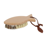 Gemüsebürste mit leichtem Holzgriff, der an ein Paddel erinnert, und zweifarbigen Borsten. Ein Lederband durchzieht den Griff, ideal zum Aufhängen. Perfekt für nachhaltiges, stilvolles Reinigen.