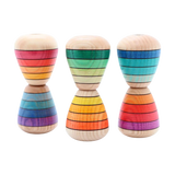 Drei identische Kaleidoskop türkisblau aus massivem Eschenholz, handbemalt mit regenbogenfarbenen Streifen. Montessori-inspirierte Spielzeuge für Kinder ab 3 Jahren, hergestellt in einem österreichischen Familienbetrieb.