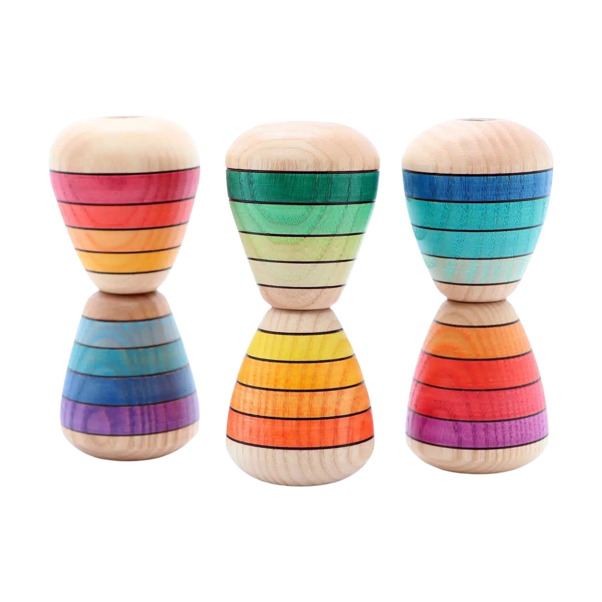 Drei identische Kaleidoskop türkisblau aus massivem Eschenholz, handbemalt mit regenbogenfarbenen Streifen. Montessori-inspirierte Spielzeuge für Kinder ab 3 Jahren, hergestellt in einem österreichischen Familienbetrieb.