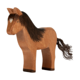 Holztier: Islandpferd Hrókur, eine stilisierte Holzfigur eines Pferdes, kunstvoll geschnitzt und mit dunkleren Details bemalt, repräsentiert nachhaltiges Design und Ästhetik, passend zur modernen und umweltbewussten Philosophie von KLICKKLACK.