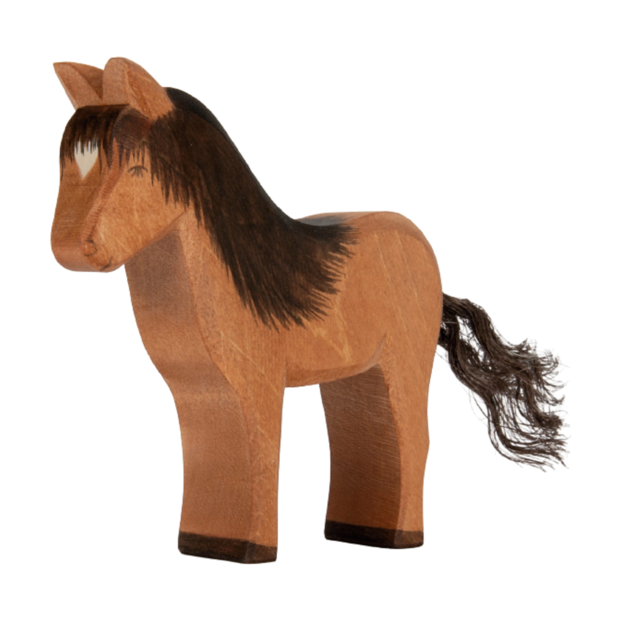 Holztier: Islandpferd Hrókur, eine stilisierte Holzfigur eines Pferdes, kunstvoll geschnitzt und mit dunkleren Details bemalt, repräsentiert nachhaltiges Design und Ästhetik, passend zur modernen und umweltbewussten Philosophie von KLICKKLACK.