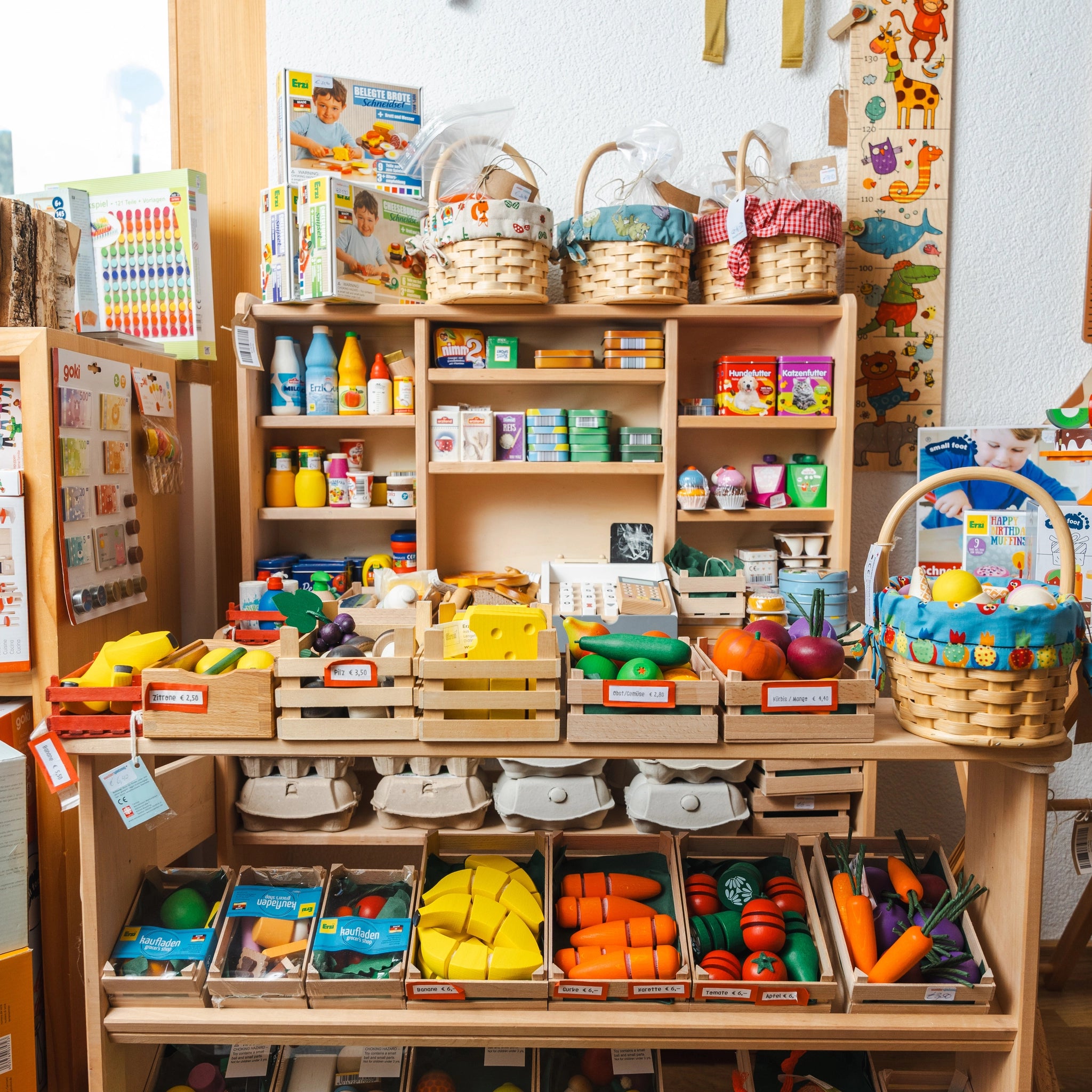 Lebensmittel: Obst klein – Ein Set aus fünf bunten Obstsorten aus robustem Buchenholz, präsentiert in einer kleinen Holzkiste, hergestellt in einer deutschen Holzmanufaktur. Perfekt für nachhaltiges Spielen.