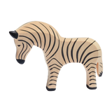 Holztier: Zebra aus massivem Ahornholz, liebevoll handbemalt. Ideal für kreatives Kinderspiel, harmoniert mit weiteren Ostheimer Holzfiguren. Hergestellt in Deutschland, repräsentiert nachhaltige Produktion und soziale Fairness.