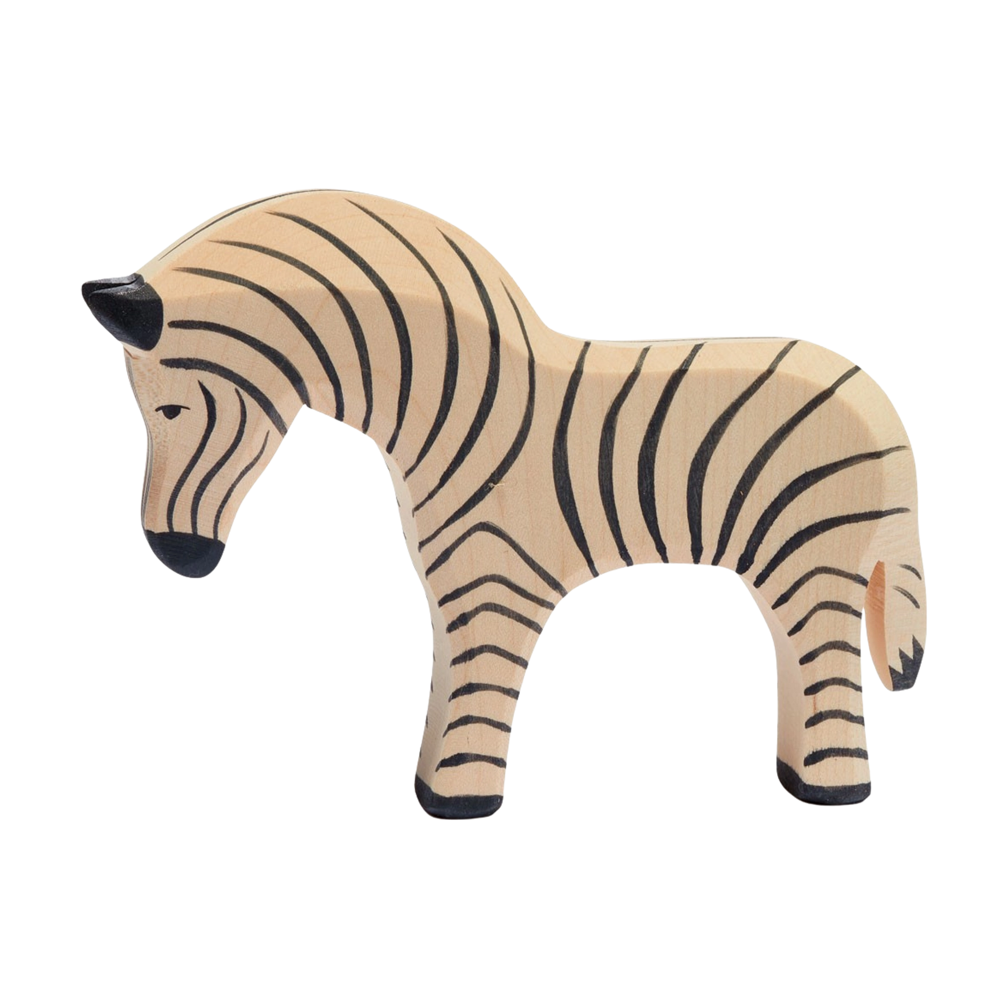 Holztier: Zebra aus massivem Ahornholz, liebevoll handbemalt. Ideal für kreatives Kinderspiel, harmoniert mit weiteren Ostheimer Holzfiguren. Hergestellt in Deutschland, repräsentiert nachhaltige Produktion und soziale Fairness.